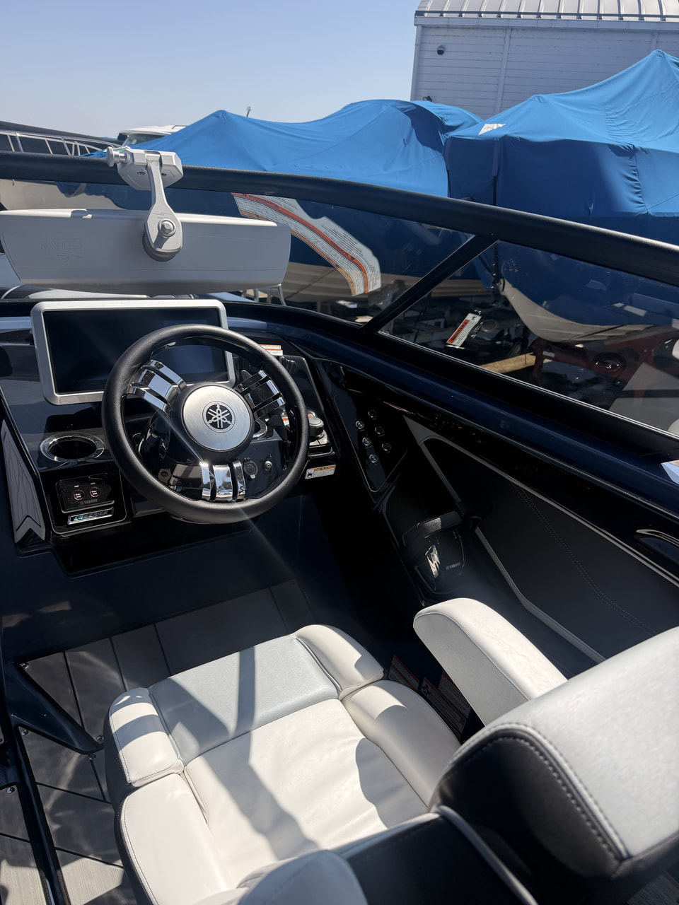 びわこもん新入荷!中古艇2023年モデル ヤマハ 255XD アワーメーター29時間 淡水使用 美艇 写真