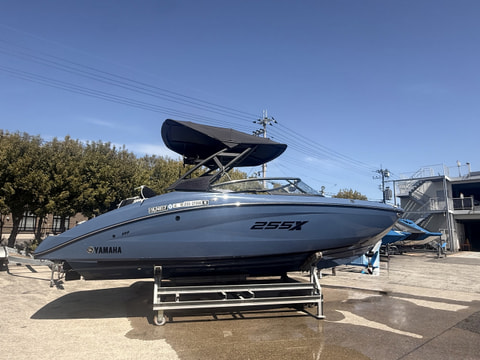 びわこもん新入荷！中古艇2023年モデル ヤマハ 255XD アワーメーター29時間 淡水使用 美艇：画像