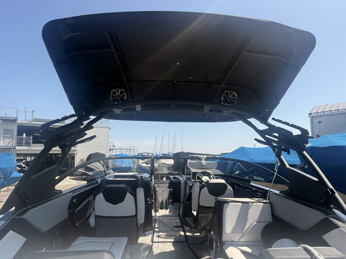 びわこもん新入荷!中古艇2023年モデル ヤマハ 255XD アワーメーター29時間 淡水使用 美艇 写真