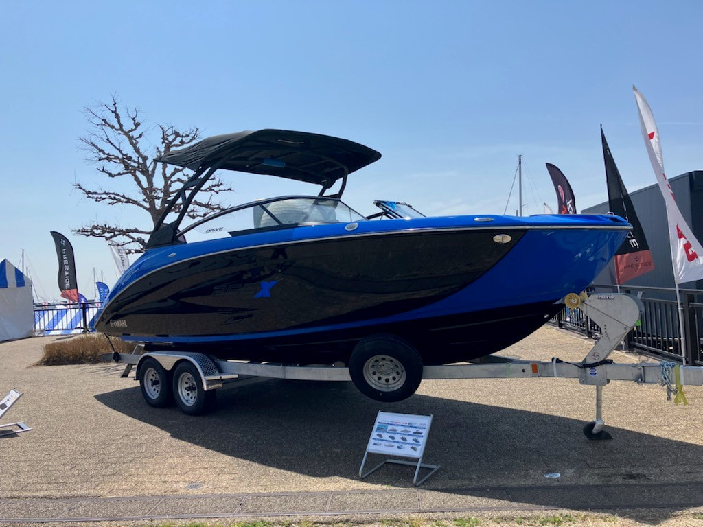 スプリングフェア開催中！即納可！2024年モデル ラスト1台！ スポーツボート255XD！ 電動ウェイクブースター&「DRiVE X」を採用！  写真