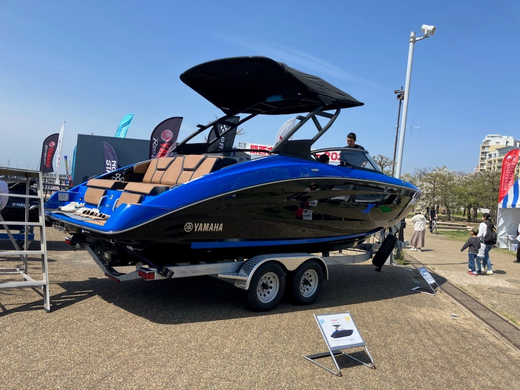 決算フェア開催中！即納可！2024年モデル ラスト1台！ スポーツボート255XD！ 電動ウェイクブースターを採用！  写真