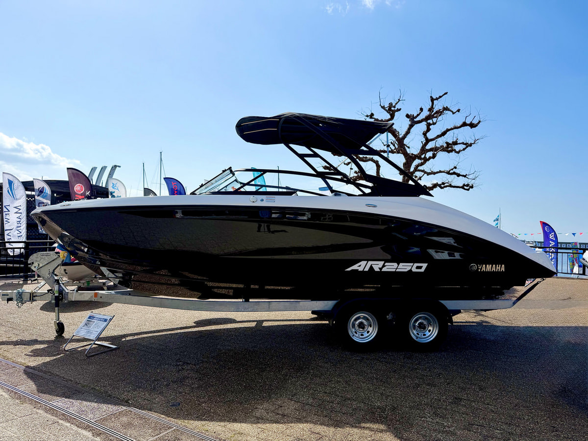 商談中！【新入荷！2026年最新モデル】AR250 NEW1.9LのHOエンジンを2基搭載！是非、ご来店お待ちしております。 写真